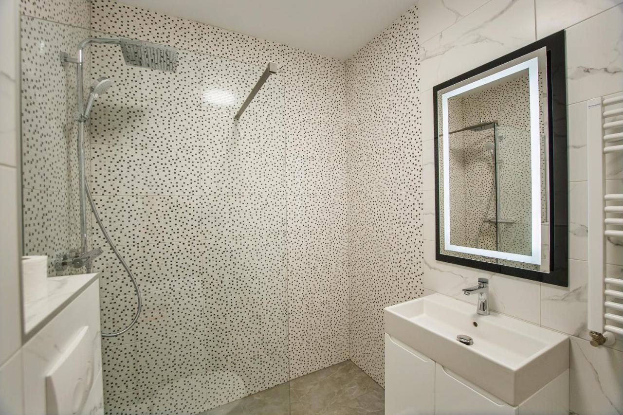 Fantastic Apartment At Prima Residence Oradea Exteriör bild